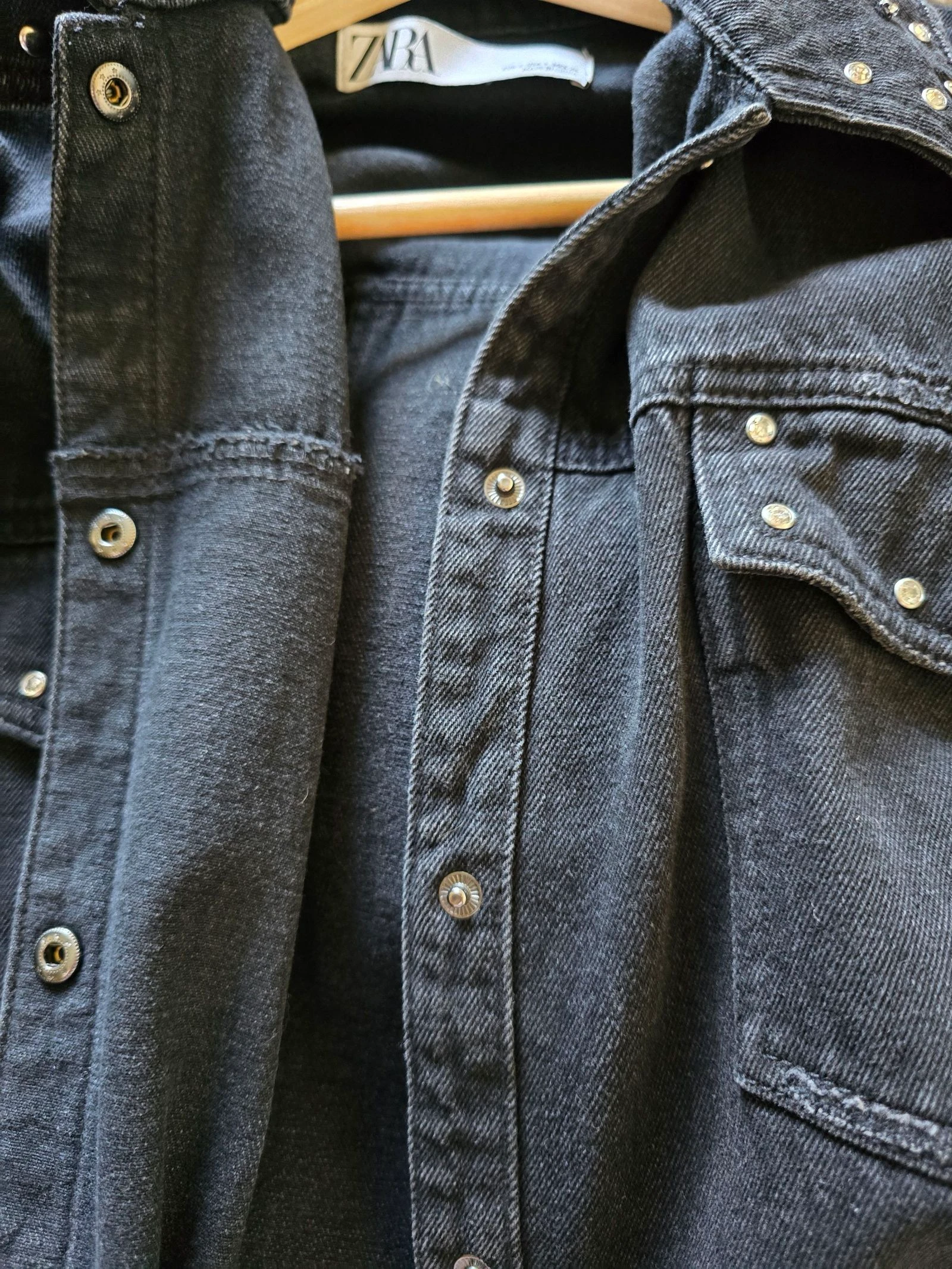 Jaqueta jeans preta oversized com detalhes brilhantes de Zara/tamanho S - estado perfeito. – photo 6